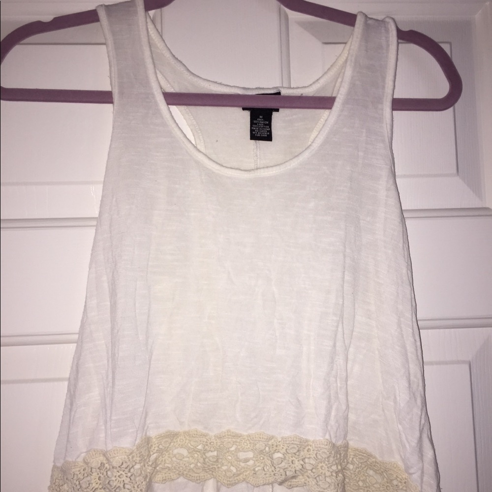 Tank top with crochet at the bottom